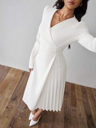 Rafferiza Elegant enfärgad klänning med korsad V-ringning och veckad fåll för kvinnor