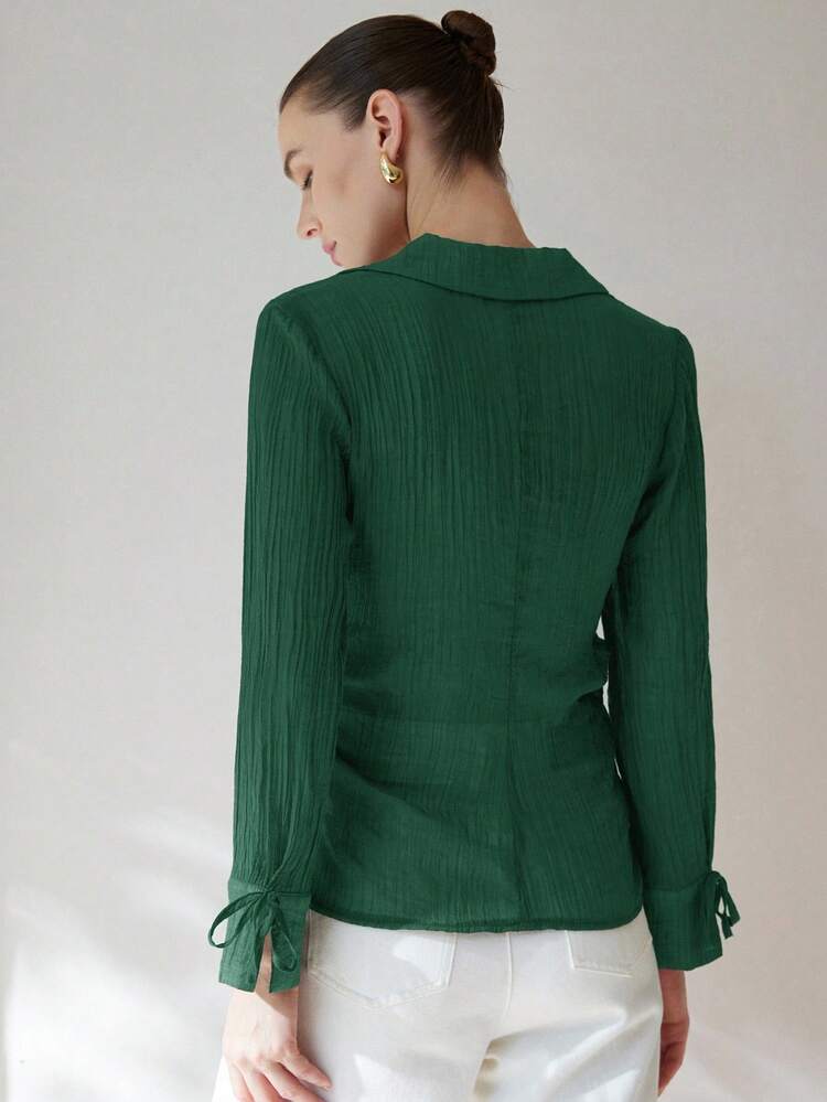 Aveloria Modichic 绿色领衬衫，简约的V领设计，腰部褶饰细节增添立体感，袖口点缀，适合时尚女性 - 綠色 - 查看 3