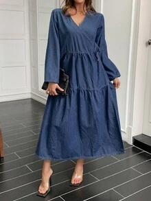 Livesso Vestido de mezclilla con cuello en V, volantes en el bajo y lazo - Azul - Ver 1