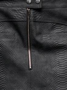 TypaGal La mini-jupe présente une texture d'impression animale audacieuse, idéale pour l'automne ou l'hiver pour les femmes à la recherche d'un style affirmé. À porter avec des costumes d'Halloween ou au bureau pour un look alternatif. - Noir - Voir 6