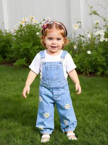 SHEIN Playful Pals 2-25春夏新品可爱雏菊花卉印花水洗牛仔休闲工装裤，舒适百搭女婴连体裤，适合日常穿着 - 淺色水洗藍 - 查看 6