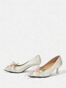 CUCCOO HITCHD 女士优雅花卉玫瑰蝴蝶结珍珠串珠尖头小猫跟高跟鞋，浪漫复古风格白色缎面正装鞋，适合圣诞节、新年、情人节的新娘婚礼派对高跟鞋 - 米色 - 查看 10