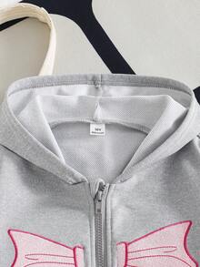 1 件女童拉链连帽长袖夹克，背部和袖子上有蝴蝶刺绣装饰