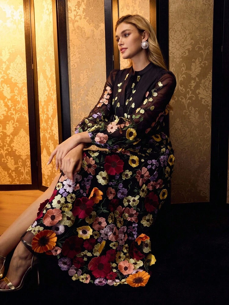 VESTIDO LARGO CON MANGA FAROL, BORDADO FLORAL DE MALLA, HEBILLA Y CINTURÓN