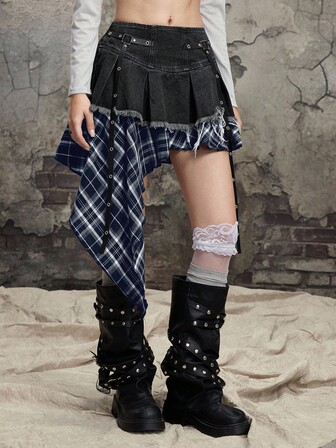 Goth Minifalda de mezclilla con dobladillo asimétrico, estampado a cuadros y parches de estilo gótico