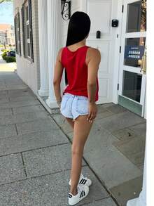 Carolina Barros Top de tanque para mujer en color rojo con estampado de letras - Rojo - Ver 2