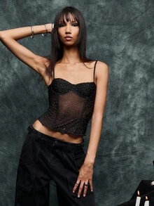 TypaGal La parte superior de corsé de malla de puntos transparente es la mezcla definitiva de alternativo y gótico, ideal para la ropa de mujer de otoño y Halloween. Combínalo con pantalones de pierna ancha o debajo de chaquetas para los corsés para mujer. Una opción elegante tanto para disfraces de Halloween como para ropa de invierno para mujeres que buscan un look audaz.