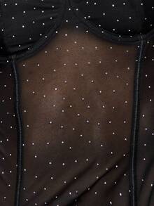 TypaGal La parte superior de corsé de malla de puntos transparente es la mezcla definitiva de alternativo y gótico, ideal para la ropa de mujer de otoño y Halloween. Combínalo con pantalones de pierna ancha o debajo de chaquetas para los corsés para mujer. Una opción elegante tanto para disfraces de Halloween como para ropa de invierno para mujeres que buscan un look audaz.