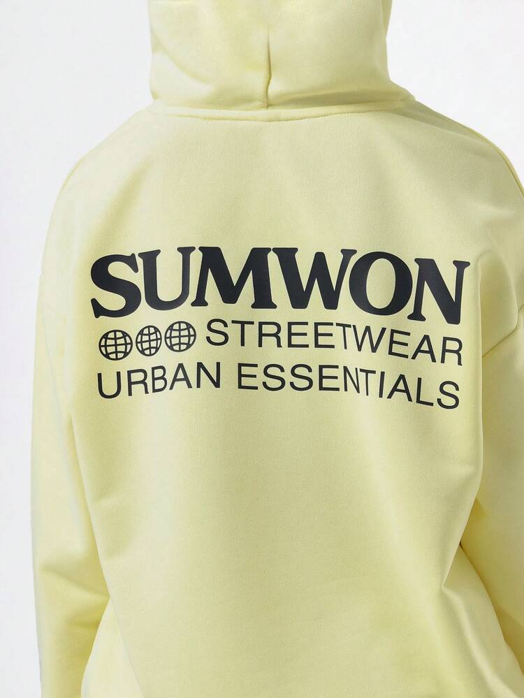 어반 브랜드 프린트가 있는 파스텔 옐로우 후드 티셔츠