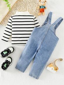 SHEIN 2 Stücke Modeoutfit für Kleinkinder Jungen: Schwarz-beige gestreiftes Langarm-Polohemd mit Kragen, kombiniert mit verstellbaren, verwaschenen Denim-Latzhosen als lässiges Outfit, geeignet für den täglichen Gebrauch, Reisen & Urlaub im Frühling & Herbst