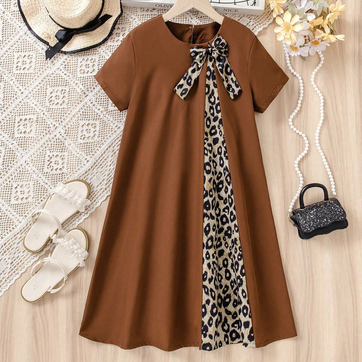Vestido largo, cómodo y casual para niñas con cuello redondo, manga corta, decoración de lazo y estampado de parche de leopardo