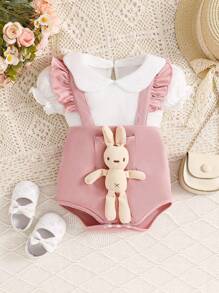 SHEIN Vintaside Kids Conjunto De Bebé De Niña Con Blusa Con Cuello Peter Pan, Pelele Con Detalles De Volantes Y Juguete - Multicolor - Ver 1