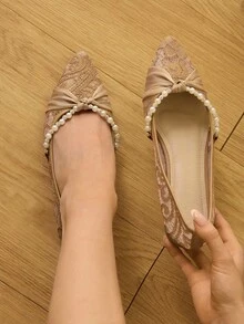 CUCCOO HITCHD 女士尖头平底鞋，珍珠、水钻链、蝴蝶结设计，优雅、浪漫、白色蕾丝新娘/伴娘鞋，适合婚礼、约会、下午茶 - 卡其色 - 查看 3