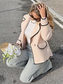 SHEIN Frenchy Áo khoác nữ kiểu Pháp thường ngày, phối màu tương phản, viền lông cừu, túi cài nút, ve áo có chi tiết viền tương phản, phù hợp cho mặc hàng ngày và đi làm, cổ áo xếp chéo, màu kem, áo khoác thường ngày cho mùa thu đông, nữ mùa thu, nữ đi chơi kiểu Pháp, B2, viền đen, cổ điển, đi học, mùa thu, mùa đông, nữ mùa đông, nữ quý phái, nữ công sở thường ngày, bốn mùa, ngày Quốc khánh, năm mới. - Màu be - Xem 4