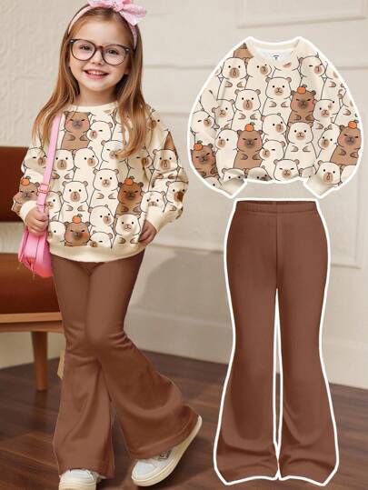 SHEIN 2 件装小女孩奶油杏色可爱卡通动物水豚和橙色图案宽松圆领长袖运动衫和喇叭裤套装，适合秋冬季，休闲装，轻松舒适，儿童秋季分层装，时尚儿童，休闲装，儿童图案服装，适合居家、郊游、上学、野餐、动物服装派对