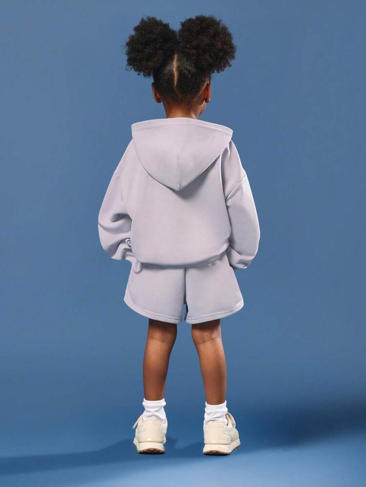 Conjunto de moletom oversized com shorts e cós elástico combinando