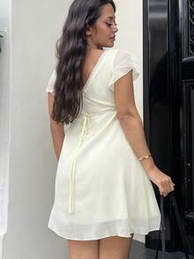 NegzBox 优雅性感荷叶边袖A字型深V领迷你连衣裙，女款，后系带 - 黃色 - 查看 3