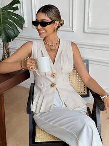 SHEIN Frenchy Top plissé décontracté pour femmes avec détail métallique, décor solaire métallique, col V plissé, sans manches. Convient pour toutes les saisons, l'hiver, le bureau décontracté, le style français, la tenue de bureau, l'élégance, les déplacements, le minimalisme, le bureau, le style "old money", simple, la soirée, l'invité de mariage, la Fête nationale, le Nouvel An, le Thanksgiving. Élégant pour l'été.