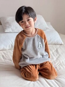 SHEIN 2 件套小男孩字母装饰撞色插肩长袖和长裤法兰绒睡衣套装，秋冬 - 卡其色 - 查看 3