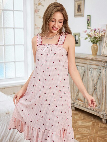 CottageSlumber Robe de nuit romantique à fleurs avec fronces, nœud papillon et large bretelle plissée. Robe de nuit, nuisette et vêtement de nuit pour femmes avec imprimé cerises. Robe de nuit d'été