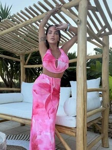 Manon Tanti Conjunto Sexy de Top Cropped Drapeado de Pescoço e Saia Envelope com Babado Estilo Sereia, Laço Tie-Dye, Roupas de Verão, Roupas de Praia, Roupas de Férias, Roupas Boho Tropicais, Estampa Floral de Tule, Gradiente Rosa, Roupas de Verão