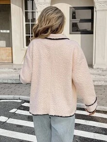 SHEIN Frenchy Áo khoác nữ kiểu Pháp thường ngày, phối màu tương phản, viền lông cừu, túi cài nút, ve áo có chi tiết viền tương phản, phù hợp cho mặc hàng ngày và đi làm, cổ áo xếp chéo, màu kem, áo khoác thường ngày cho mùa thu đông, nữ mùa thu, nữ đi chơi kiểu Pháp, B2, viền đen, cổ điển, đi học, mùa thu, mùa đông, nữ mùa đông, nữ quý phái, nữ công sở thường ngày, bốn mùa, ngày Quốc khánh, năm mới. - Màu be - Xem 5