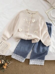 Genkimix Kids 2 件套幼儿女童韩版简约提花针织心形蝴蝶结装饰长袖开衫外套搭配拼布蕾丝边牛仔裤套装，秋季