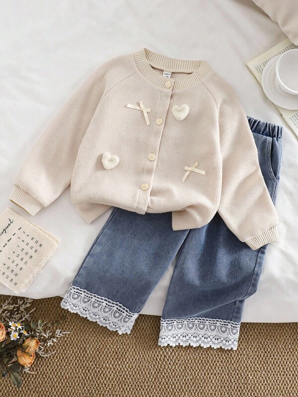 Genkimix Kids 2 件套幼儿女童韩版简约提花针织心形蝴蝶结装饰长袖开衫外套搭配拼布蕾丝边牛仔裤套装，秋季