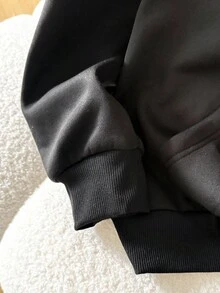 SHEIN 少女黑色刺绣装饰休闲宽松保暖加厚卫衣，适合秋冬季节，休闲居家皆宜。毛绒黑色卫衣，少女卫衣，可爱卫衣，黑色羊羔绒卫衣，羊羔绒内衬卫衣，毛绒卫衣，冬季卫衣，秋季卫衣 - 黑色 - 查看 5