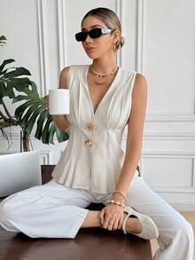 SHEIN Frenchy Top plissé décontracté pour femmes avec détail métallique, décor solaire métallique, col V plissé, sans manches. Convient pour toutes les saisons, l'hiver, le bureau décontracté, le style français, la tenue de bureau, l'élégance, les déplacements, le minimalisme, le bureau, le style "old money", simple, la soirée, l'invité de mariage, la Fête nationale, le Nouvel An, le Thanksgiving. Élégant pour l'été.