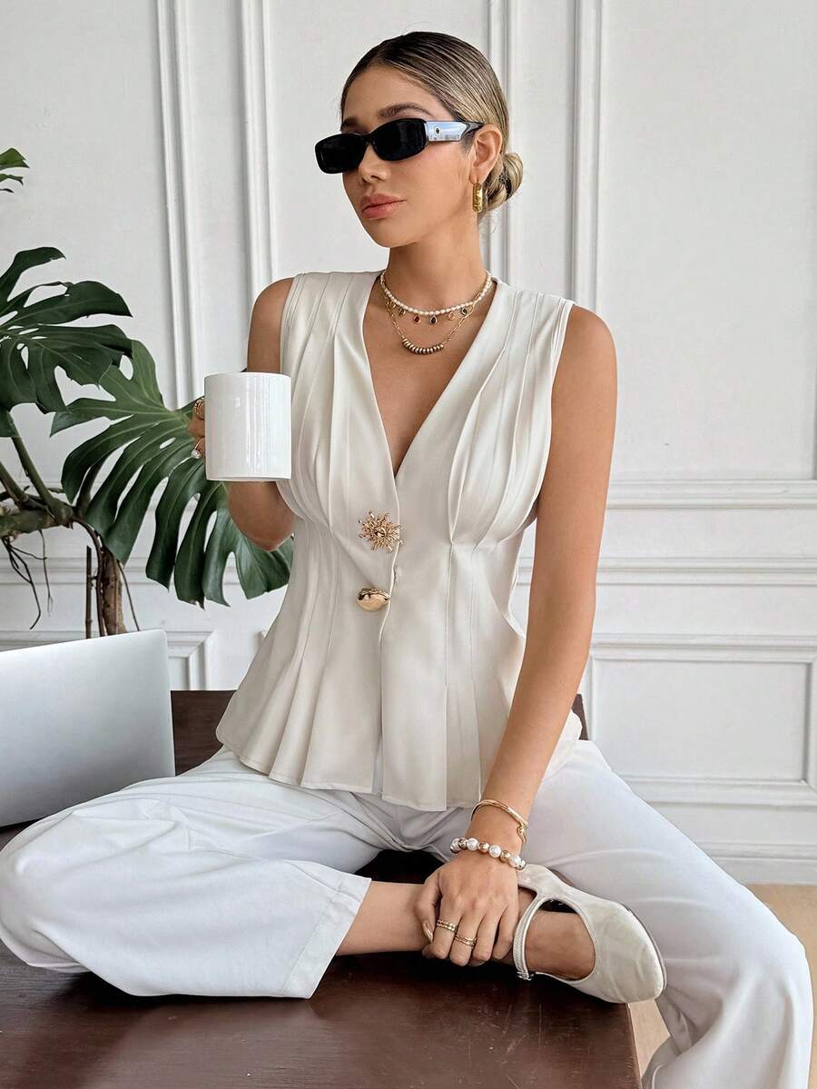 SHEIN Frenchy Top plissé décontracté pour femmes avec détail métallique, décor solaire métallique, col V plissé, sans manches. Convient pour toutes les saisons, l'hiver, le bureau décontracté, le style français, la tenue de bureau, l'élégance, les déplacements, le minimalisme, le bureau, le style "old money", simple, la soirée, l'invité de mariage, la Fête nationale, le Nouvel An, le Thanksgiving. Élégant pour l'été.