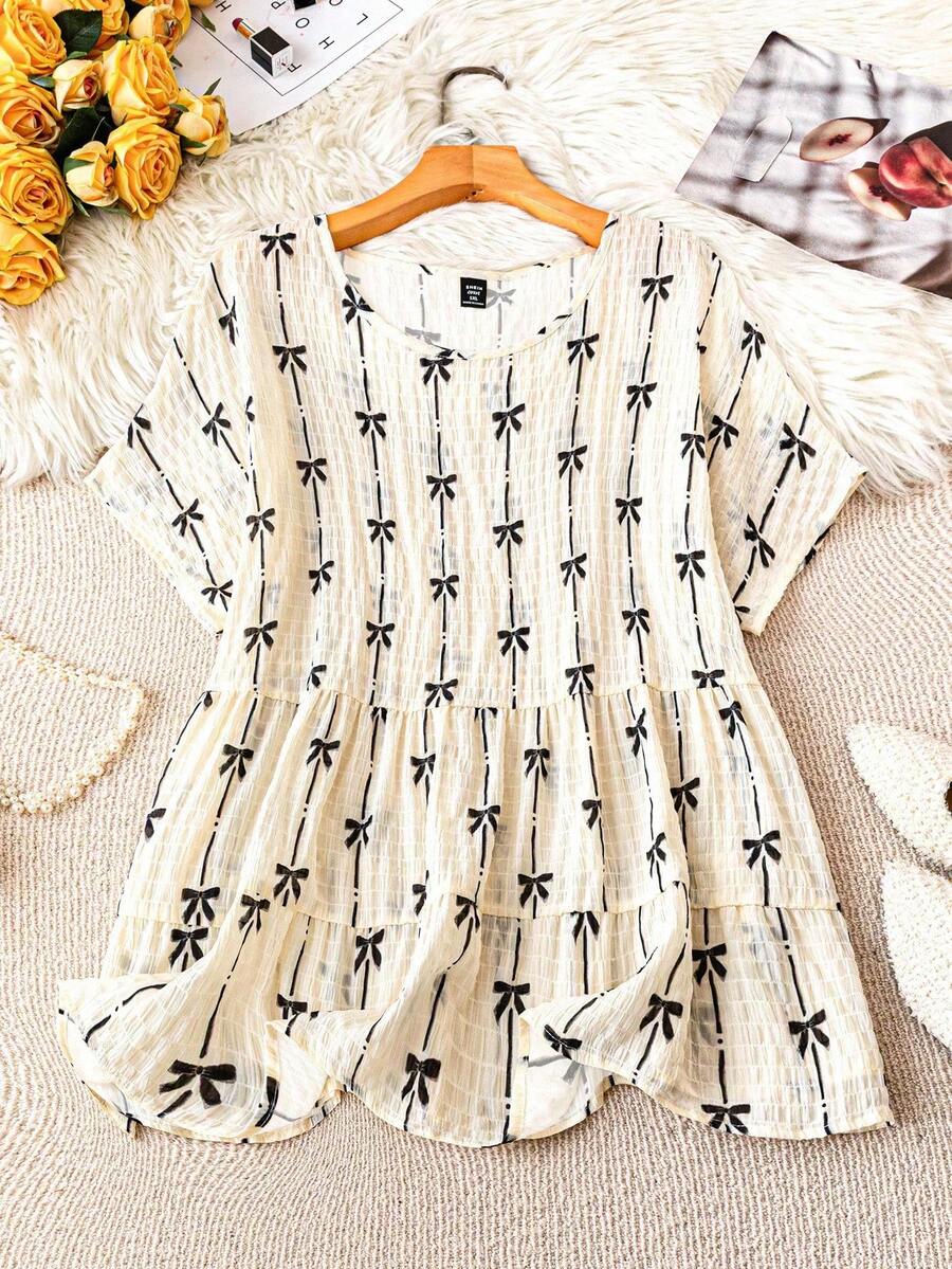 SHEIN LUNE Blusa de cuello redondo con textura, manga corta y estampado de moños para tallas grandes