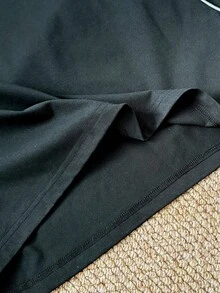 Manfinity VCAY قميص كاجوال للرجال، مقاس قياسي، أكمام قصيرة، طباعة جرافيك بلون أسود، رقبة دائرية، صيفي، أشياء للأزواج - الأسود - مشاهدة 5