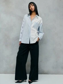 SHEIN Unity 这款女士拼接纽扣衬衫，轻松打造清爽时尚的秋冬造型。俏皮的格纹图案与清爽的白色拼接，搭配精致的纽扣细节，使其成为秋冬女装系列的理想之选。完美适用于商务休闲女性、办公室女性和职场女性。 - 藍白色 - 查看 4