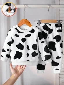 SHEIN 两件套男婴奶牛印花圆领卫衣和运动裤，加厚保暖内衬，柔软舒适，百搭家居服套装，适合秋冬季节穿着。奶牛印花婴儿服装，包括婴儿奶牛睡衣、婴儿抓绒睡衣、婴儿奶牛印花睡衣、新生儿奶牛套装、婴儿休闲套装、男婴秋季套装、奶牛印花婴儿套装。 - 黑與白 - 查看 5