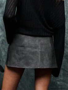 TypaGal La mini-jupe présente une texture d'impression animale audacieuse, idéale pour l'automne ou l'hiver pour les femmes à la recherche d'un style affirmé. À porter avec des costumes d'Halloween ou au bureau pour un look alternatif. - Noir - Voir 2