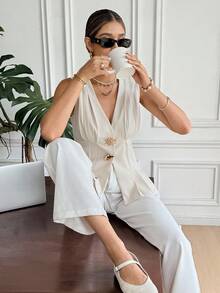 SHEIN Frenchy Top plissé décontracté pour femmes avec détail métallique, décor solaire métallique, col V plissé, sans manches. Convient pour toutes les saisons, l'hiver, le bureau décontracté, le style français, la tenue de bureau, l'élégance, les déplacements, le minimalisme, le bureau, le style "old money", simple, la soirée, l'invité de mariage, la Fête nationale, le Nouvel An, le Thanksgiving. Élégant pour l'été.