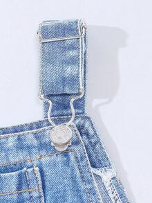 SHEIN Playful Pals 2-25春夏新品可爱雏菊花卉印花水洗牛仔休闲工装裤，舒适百搭女婴连体裤，适合日常穿着 - 淺色水洗藍 - 查看 4