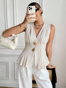 SHEIN Frenchy Top plissé décontracté pour femmes avec détail métallique, décor solaire métallique, col V plissé, sans manches. Convient pour toutes les saisons, l'hiver, le bureau décontracté, le style français, la tenue de bureau, l'élégance, les déplacements, le minimalisme, le bureau, le style "old money", simple, la soirée, l'invité de mariage, la Fête nationale, le Nouvel An, le Thanksgiving. Élégant pour l'été.