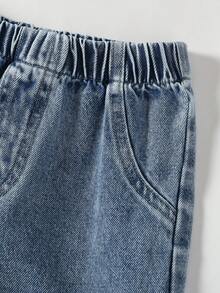 男童休闲工装风格复古水洗浅蓝色牛仔裤，宽松直筒版型，面料柔软舒适，百搭休闲风格，男童牛仔裤，新品上市