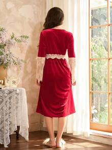 法式优雅蕾丝和天鹅绒女士睡袍，秋季