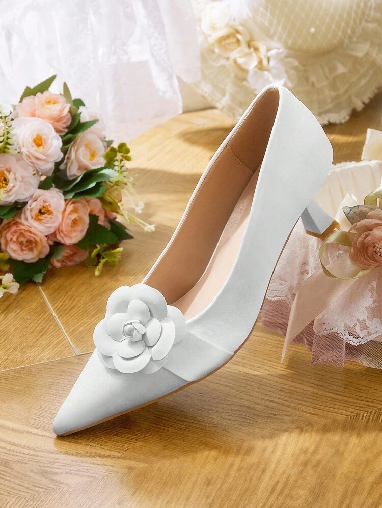 CUCCOO HITCHD Novos Sapatos de Salto Alto de Cetim Branco Elegantes, Românticos e Vintage com Bico Fino e Salto Gatinho, Flor de Camelia, Adequados para Vestido Formal, Casamento, Festa de Feriado e Encontros, Sapatos de Noiva