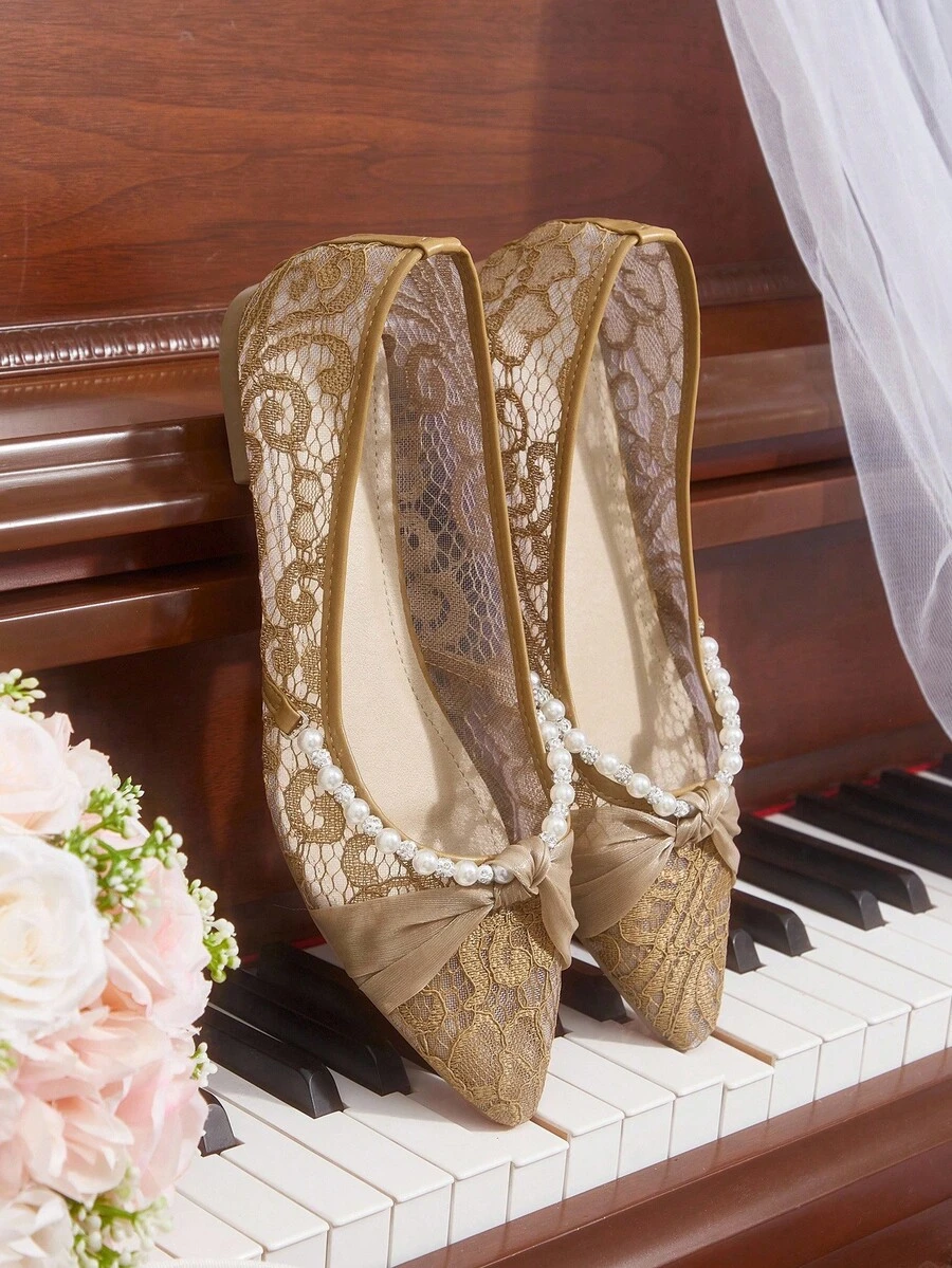 CUCCOO HITCHD 女士尖头平底鞋，珍珠、水钻链、蝴蝶结设计，优雅、浪漫、白色蕾丝新娘/伴娘鞋，适合婚礼、约会、下午茶 - 卡其色 - 查看 1