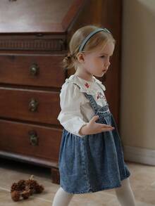 Vintaside Kids Bebé niña Bebé/Niña pequeña Blusa de manga larga con cuello bordado de otoño emparejada con falda de peto de mezclilla lavada a la moda, adecuada para salidas en clima suave de otoño, campamentos, vacaciones, reuniones familiares y uso casual diario