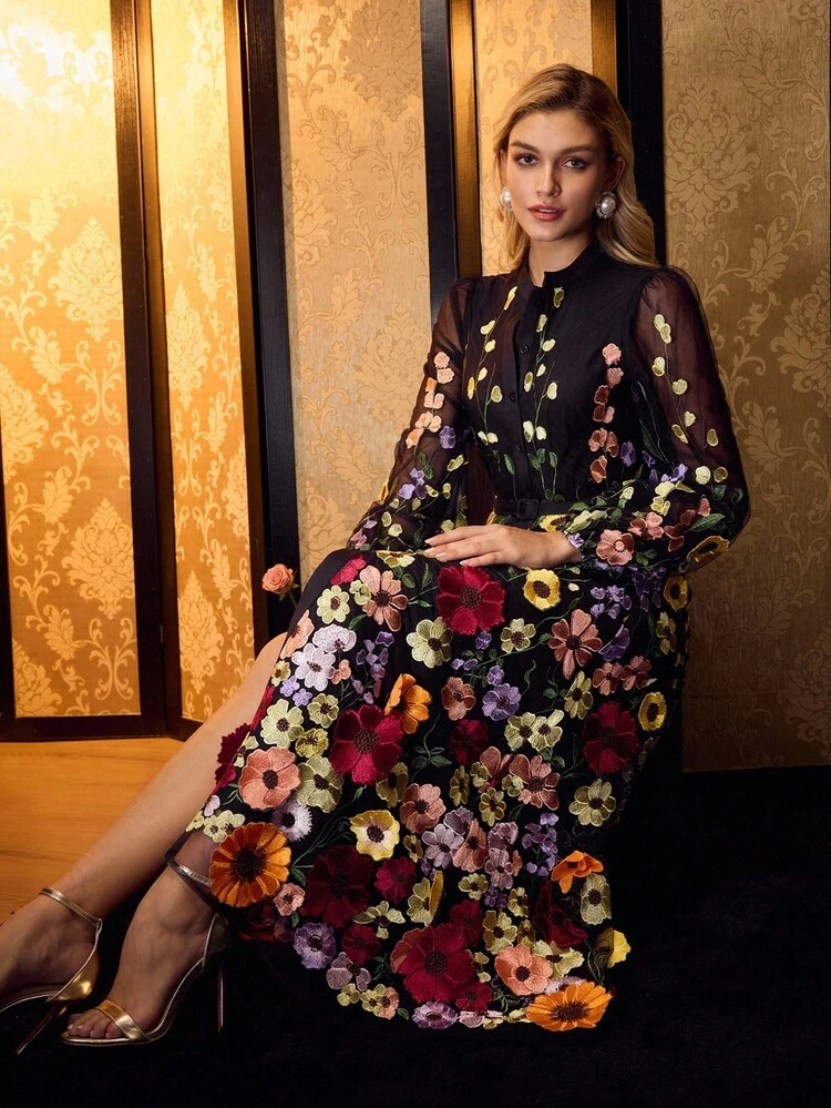 VESTIDO LARGO CON MANGA FAROL, BORDADO FLORAL DE MALLA, HEBILLA Y CINTURÓN