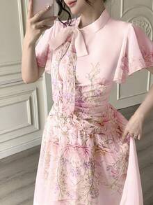 Modelyn Klänning med knytband och rynkad placering och tryck för kvinnor - Rosa - Visa 5