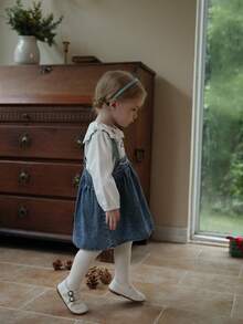 Vintaside Kids Bebé niña Bebé/Niña pequeña Blusa de manga larga con cuello bordado de otoño emparejada con falda de peto de mezclilla lavada a la moda, adecuada para salidas en clima suave de otoño, campamentos, vacaciones, reuniones familiares y uso casual diario