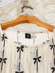 SHEIN LUNE Blusa de cuello redondo con textura, manga corta y estampado de moños para tallas grandes - Albaricoque - Ver 3