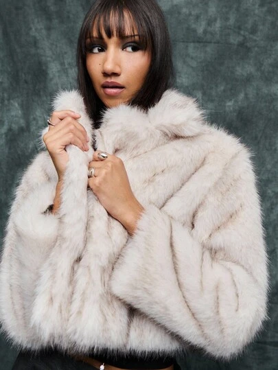 TypaGal 这款毛绒短款人造皮草外套，既保暖又奢华。超大翻领和柔软的质地，让女士们无论在城市漫步还是假日拍摄中，都能轻松提升秋季的时尚感。