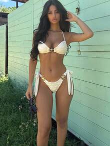 Ronhire Set de 2 piezas Traje de baño de verano para mujer, conjunto de bikini con top halter de unicolor con detalles metálicos sexy para vacaciones en la playa y Bottom con lazos laterales - Beis - Ver 6